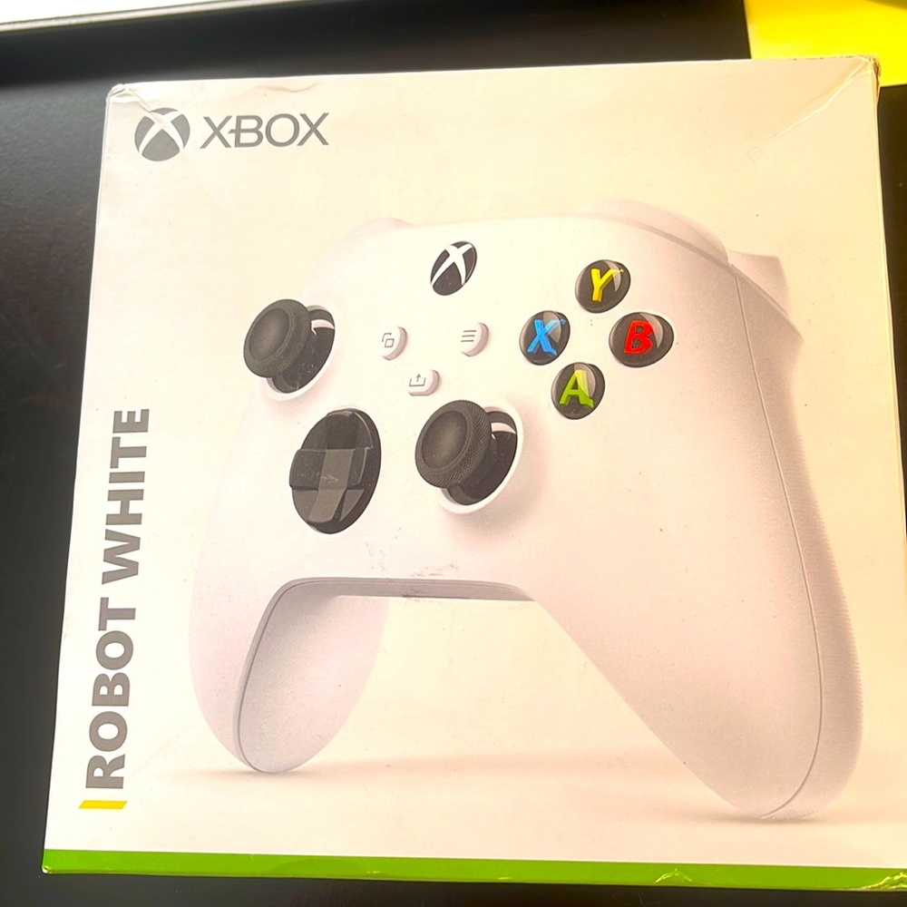 Wireless Xbox remote white